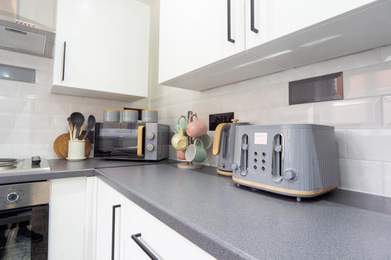 Holiday home Air Host & - Cedar House - 3br With Parking Liverpool